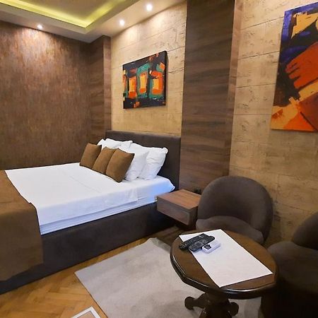 Stan Na Dan Apartman D Lux Jacuzzi Kragujevac Kültér fotó