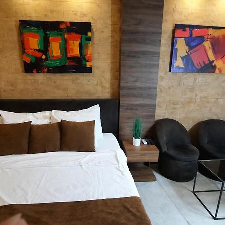 Stan Na Dan Apartman D Lux Jacuzzi Kragujevac Kültér fotó