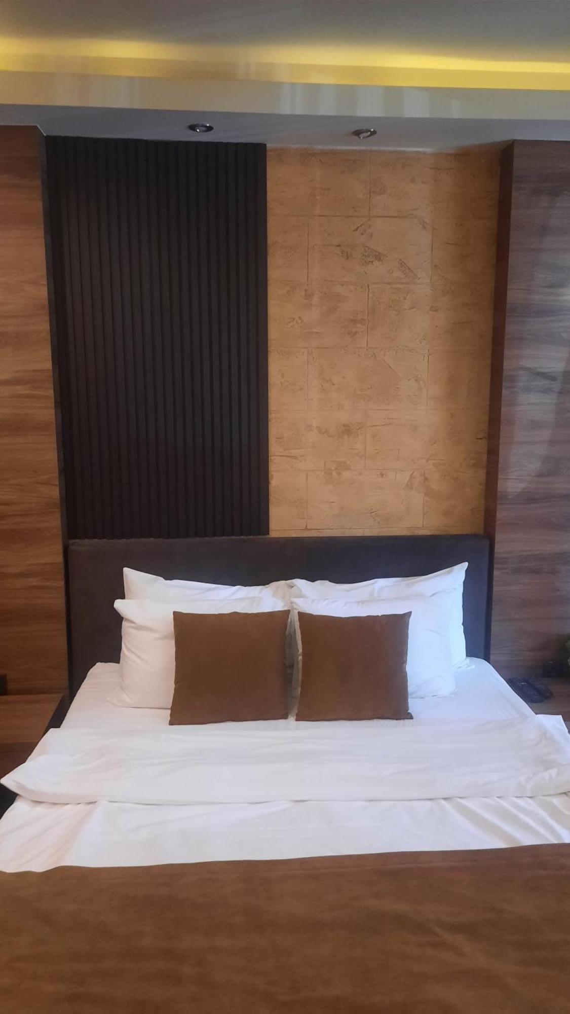 Stan Na Dan Apartman D Lux Jacuzzi Kragujevac Kültér fotó