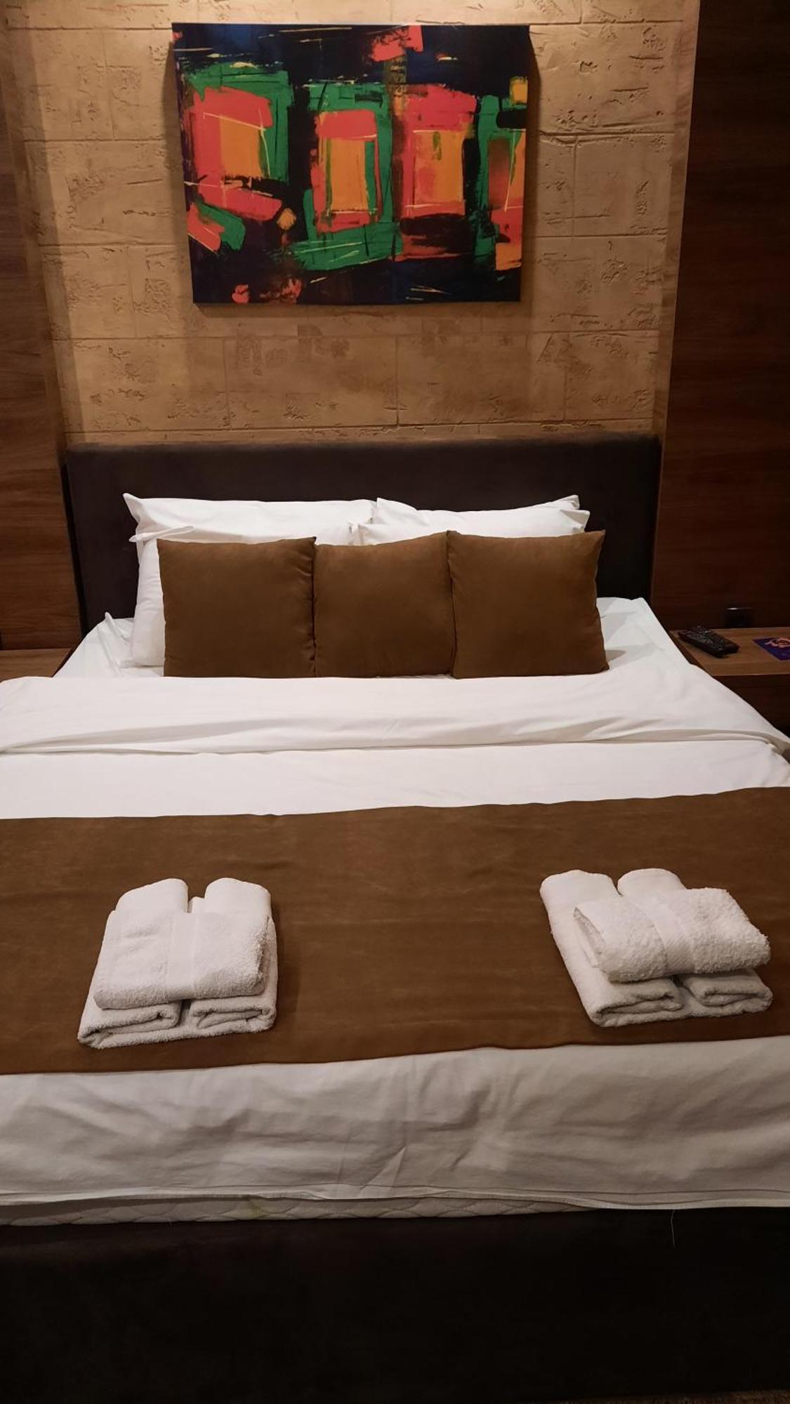 Stan Na Dan Apartman D Lux Jacuzzi Kragujevac Kültér fotó