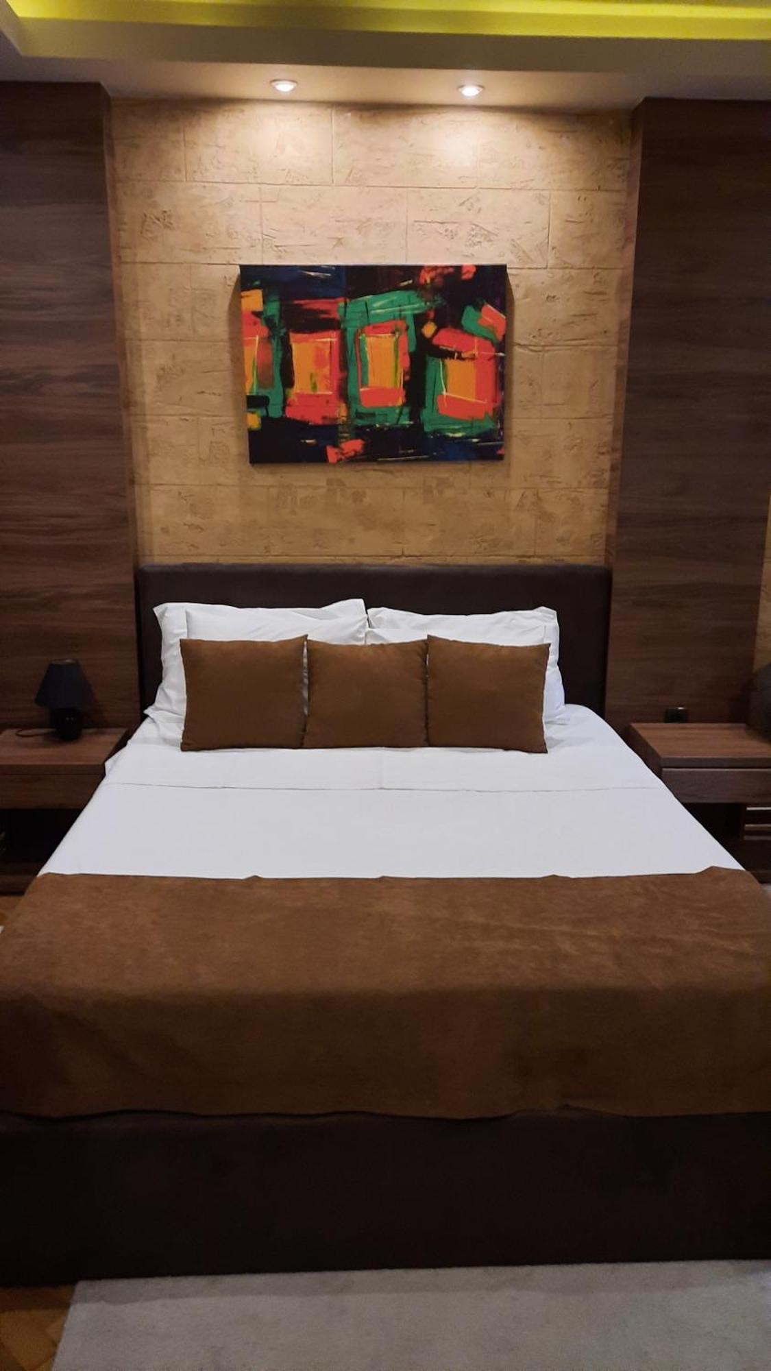 Stan Na Dan Apartman D Lux Jacuzzi Kragujevac Kültér fotó