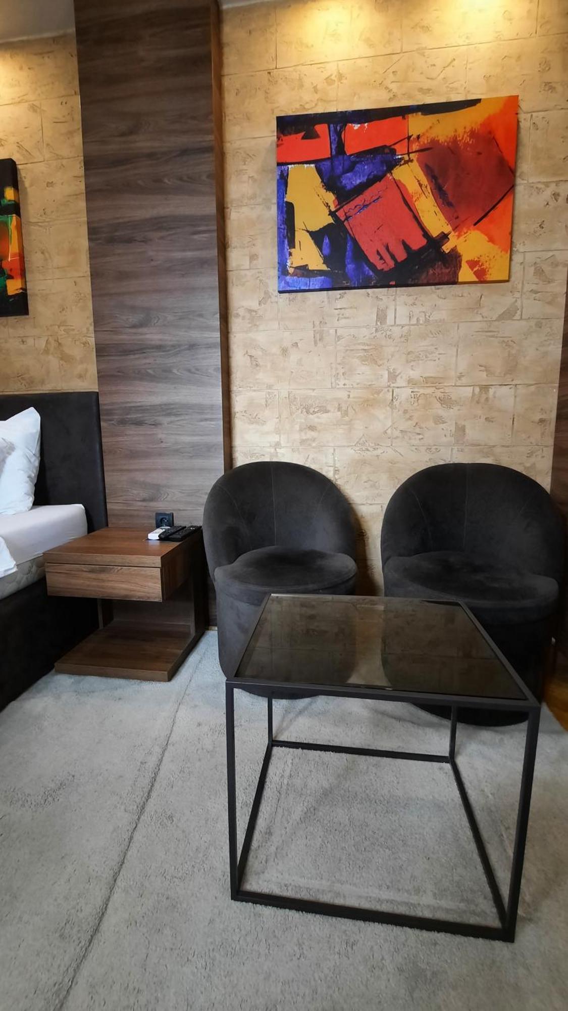 Stan Na Dan Apartman D Lux Jacuzzi Kragujevac Kültér fotó