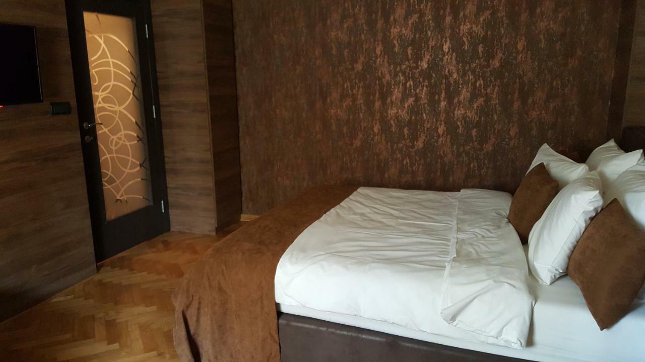 Stan Na Dan Apartman D Lux Jacuzzi Kragujevac Kültér fotó