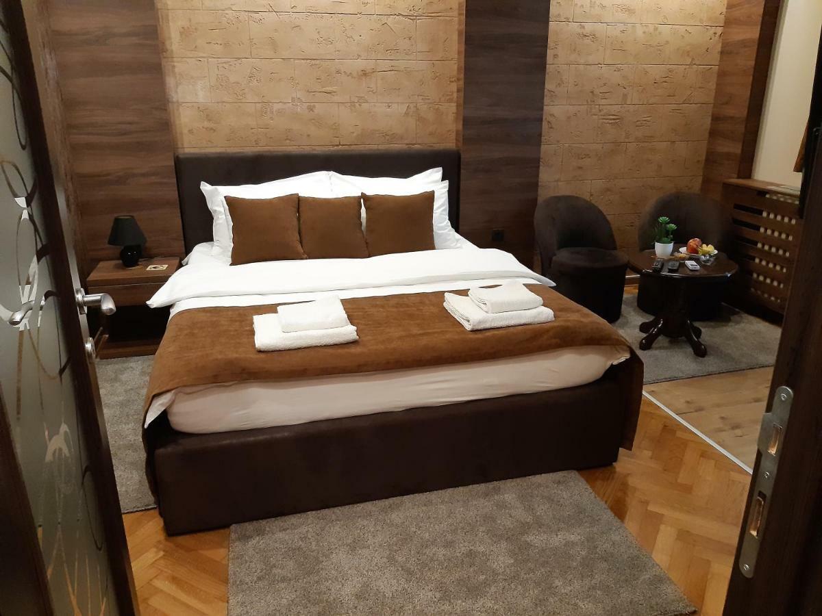Stan Na Dan Apartman D Lux Jacuzzi Kragujevac Kültér fotó