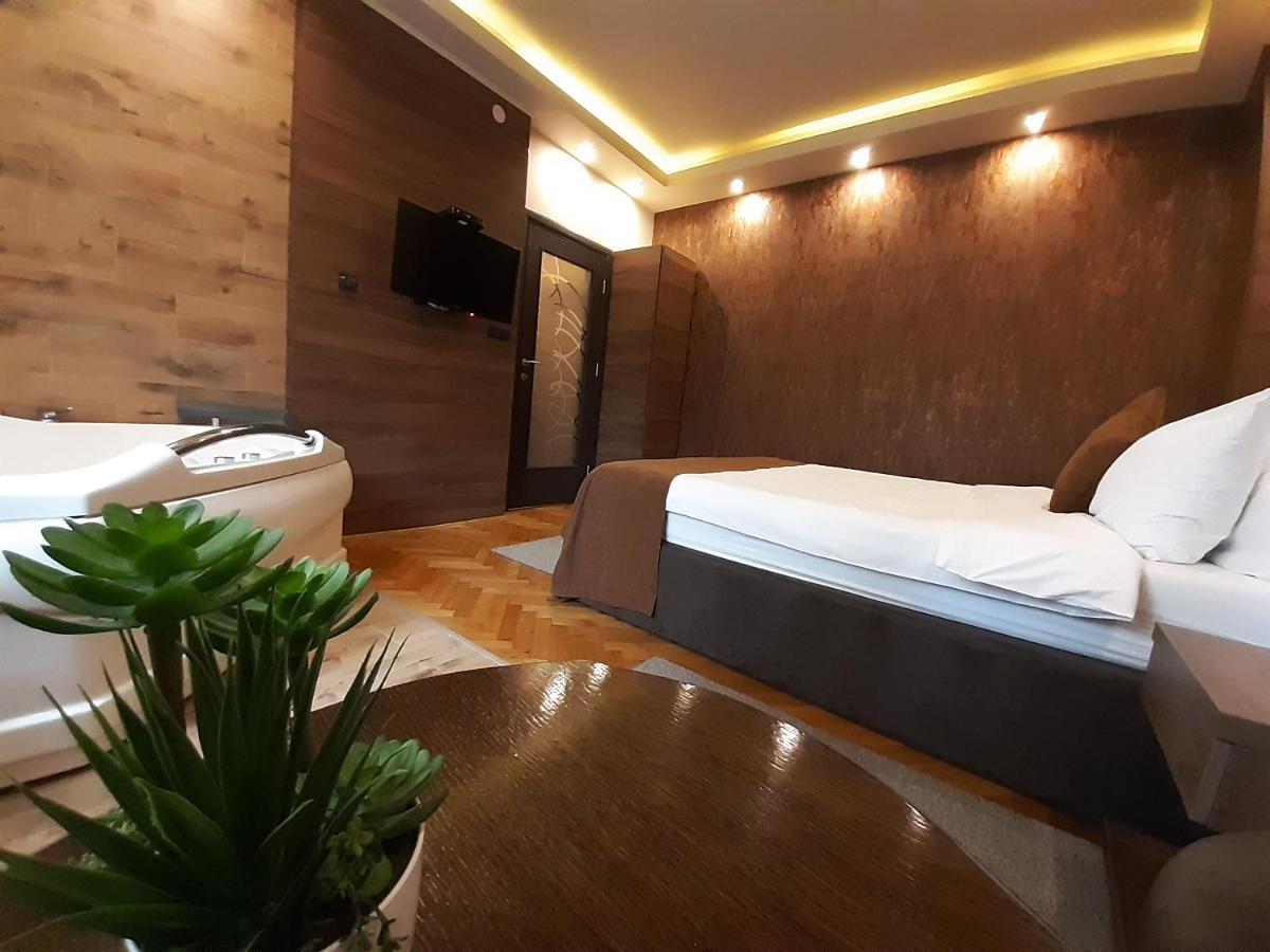 Stan Na Dan Apartman D Lux Jacuzzi Kragujevac Kültér fotó